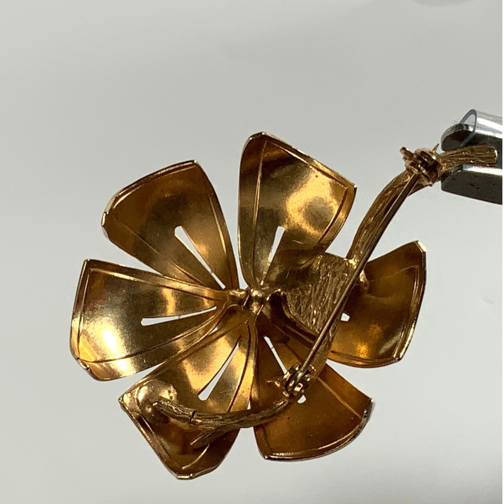 Vintage Gold Tone Flower Brooch with Faux Pearl Accent Women's Pin - Picture 6 of 6
